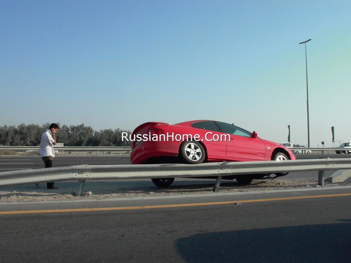 Автомобиль налетевший на ограждение