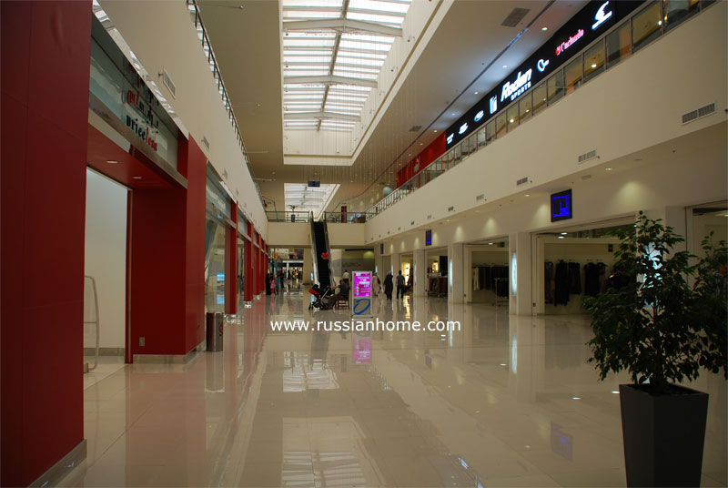 Внутри Торгового центра Дубай Аутлет Молл