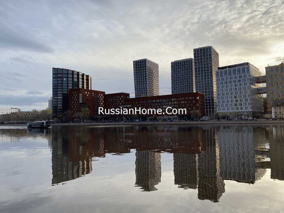 Фотография современных зданий на берегу Москвы-реки