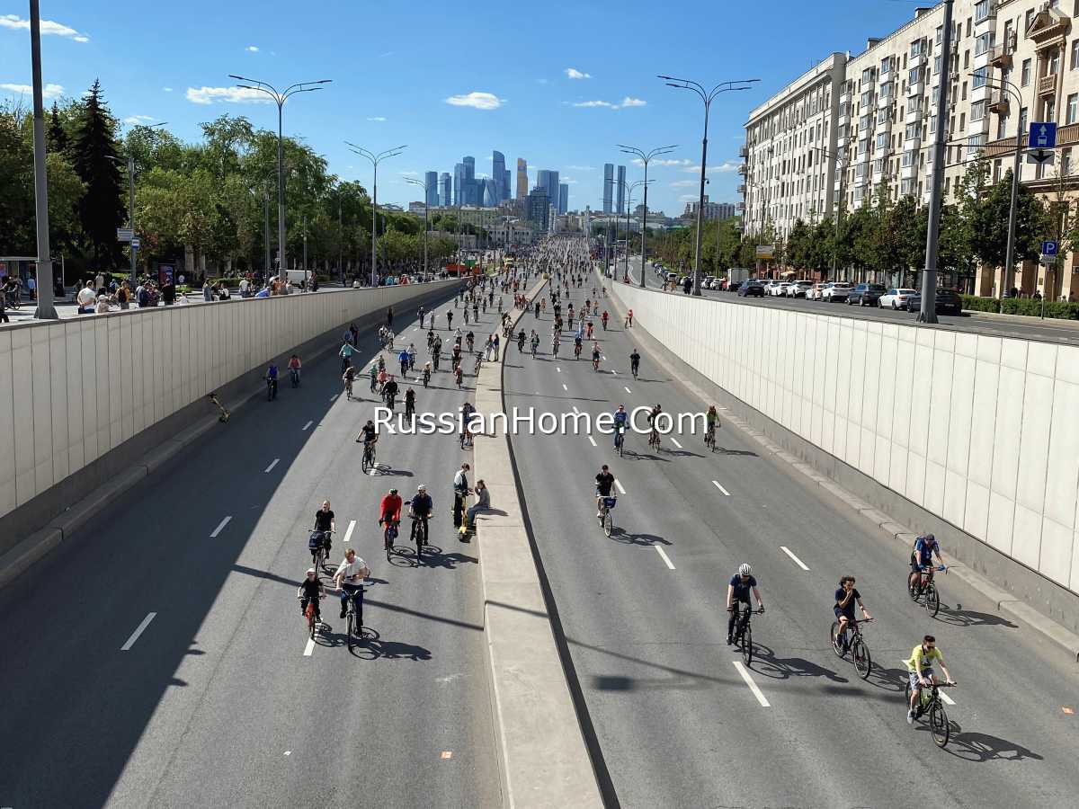 Дорога в центре Москвы, по которой едут велосипедисты